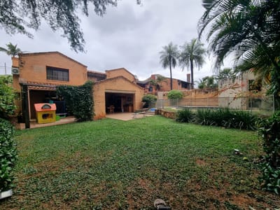 VENDO  CASA CON PISCINA. ESCRITORIO. BARRIO MBURUCUYA