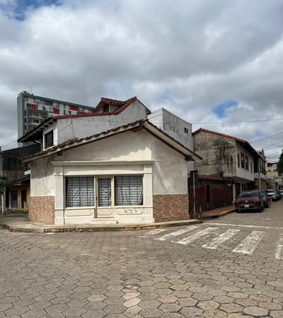Podes adquirir tu Casa y Negocio en pleno Centro de Santa Cruz.