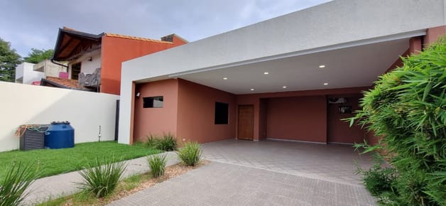 VENDO CASA EN FERNANDO DE LA MORA ZONA SUR!!