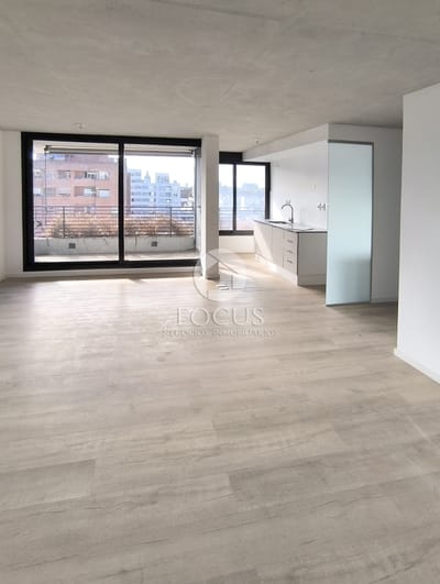 Venta Apartamento 3 Dormitorios Con Terraza Y 2 Baños, Piso 10 En Centro