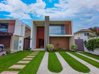 CASA EN VENTA DE 5 DORMITORIOS EN BOSQUES DE LA COLINA