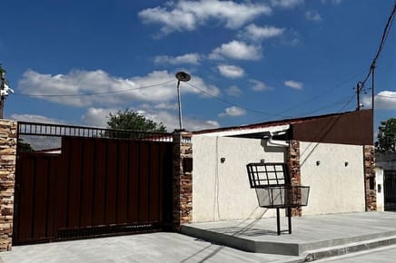 VENDO CASA CON 9 DPTOS APRA ALQUILAR
