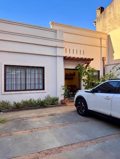 EN VENTA - CASA DE ESTILO MEDITERRÁNEO EN BARRIO LAS MERCEDES