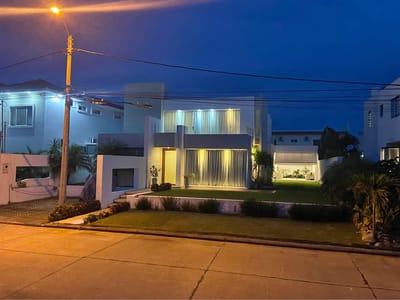 EN ALQUILER CASA (vacia) EN CONDOMINIO SANTA CRUZ DE LA COLINA
