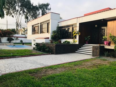 EXCELENTE UBICACION, CASA EN ESQUINA CON PISCINA