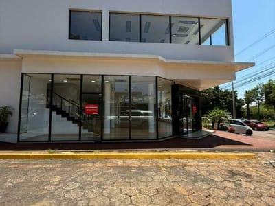 SE ALQUILA AMPLIO SALÓN COMERCIAL EN UBICACIÓN ESTRATÉGICA