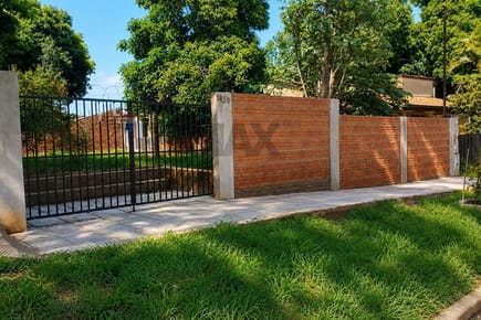 EN VENTA TERRENO AMURALLADO EN LAMBARÉ