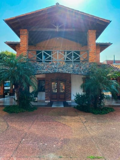 EN VENTA HERMOSA RESIDENCIA EN FERNANDO DE LA MORA ZONA SUR