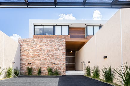 VENDO MODERNO DUPLEX A ESTRENAR EN LAMBARE LIMITE CON ASUNCION