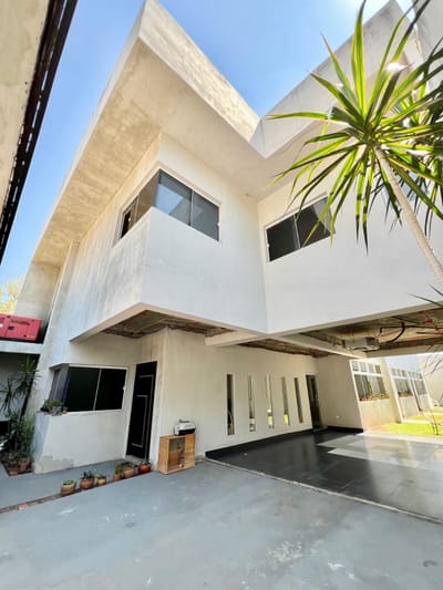 EN VENTA - Moderna Residencia en Lambaré