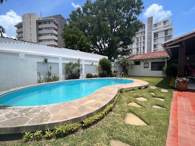 CASA CONTEMPORANEA EN BARRIO URBARI