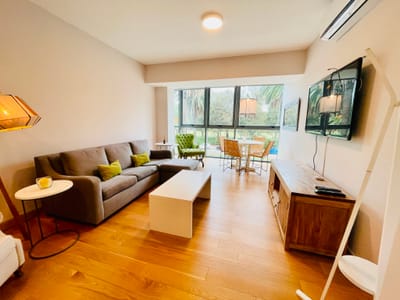 Venta apartamento de 2 dormitorios con muebles y garage, frente al Golf
