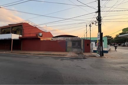 VENDO CASA CON TINGLADO EN SAN LORENZO A PASOS DEL CENTRO