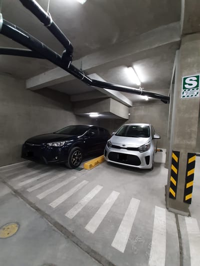 Estacionamiento techado en sótano (S/200) en Edificio Multifamiliar