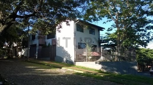 Vendo casa de 3 niveles en esquina en Barrio Republicano, Asuncion