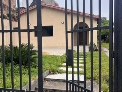 ALQUILO CASA EN BARRIO SAN VICENTE A UNA CUADRA DE GRAL. SANTOS