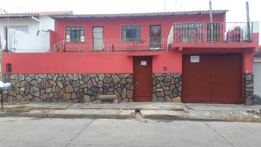 DE OCASION VENDO CASA EN VILLA ROSARIO AVENIDA PIRAY ENTRE 3ER Y 4TO ANILLO 