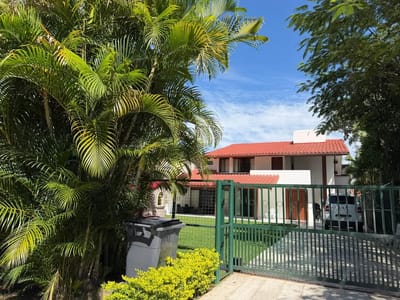 HERMOSA CASA EN VENTA con 7 habitaciones EN ZONA OESTE