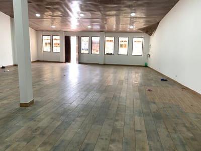 Hermoso y amplio local comercial zona norte (Banzer)