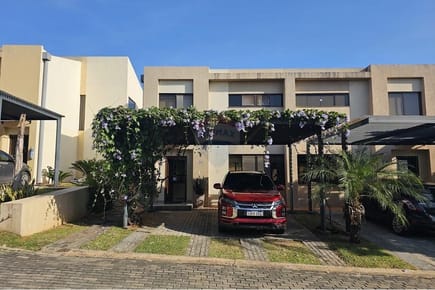 VENTA CASA CON PISCINA BOULEVARD JARDINES LUQUE