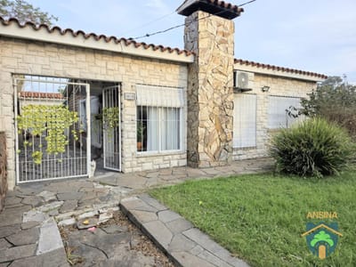Padrón único, casa en venta c/ cochera en Maroñas 3 dormitorios.