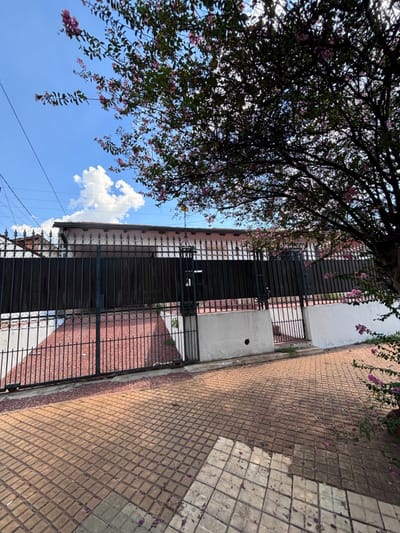 VENDO RESIDENCIA DE 1 PLANTA EN BARRIO LOS LAURELES-ASUNCION