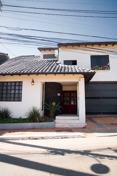 ALQUILO AMPLIA RESIDENCIA FAMILIAR EN LAMBARE 