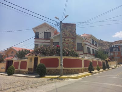 Casa Soleada A La Venta En Plena Esquina, Mallasilla Calle 10