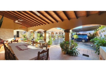 Amplia Casa en Venta - Luque, Paraguay