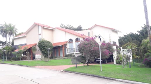 BELLA CASA EN ALQUILER COND. JARDINES DEL URUBO I
