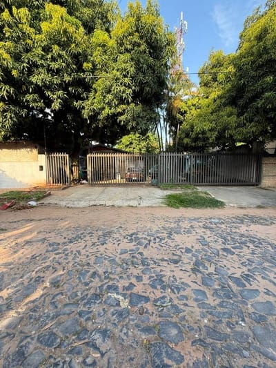 vendo terreno con edificación a demoler o refaccionar a media cuadra de la UCA.