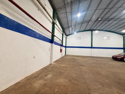 Depósito con oficinas