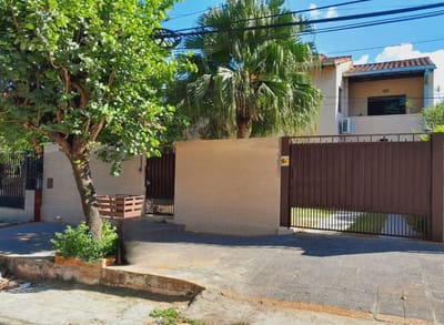 VENDO CASA EN LAMBARÉ BARRIO SANTO DOMINGO‼