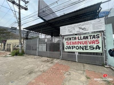 EN ALQUILER GALPON SOBRE AVENIDA CON OFICINAS