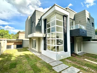 $us.- 208.000 preciosa casa a unas cuadras de la Av. Reducto y del Hotel Tolavi