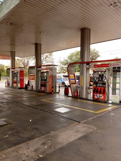 Vendo Servicentro en esquina, sobre la Av. Mcal.López