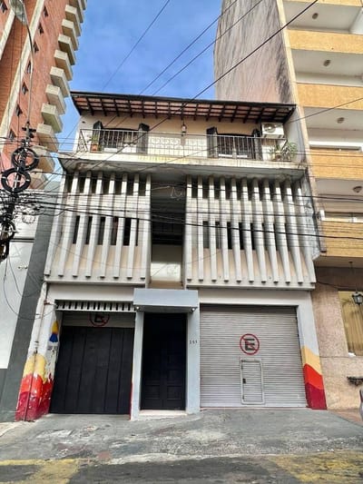AMPLIA PROPIEDAD EN EL CENTRO DE ASUNCIÓN CON SALIDA A DOS CALLES