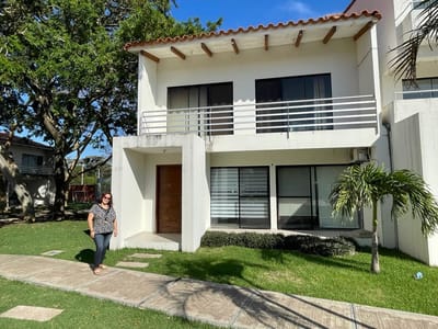 EN VENTA HERMOSA CASA DE DOS PLANTAS CONDOMINIO AMARANTO