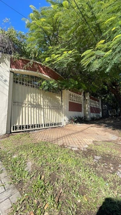  EN VENTA AMPLIA CASA  EN EL BARRIO SANTÍSIMA TRINIDAD