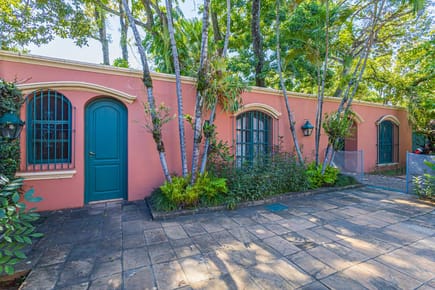 En venta Residencia Amplia de estilo colonial en zona de del Colegio Goethe