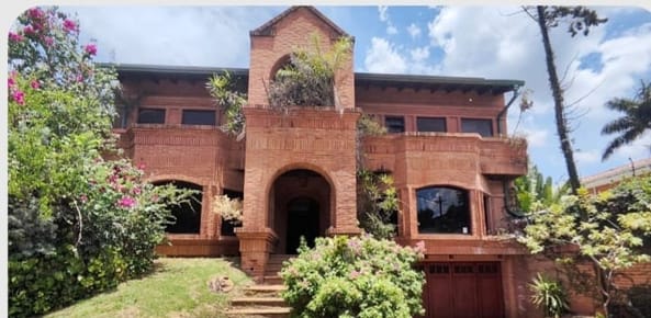 VENDO CASA   ¡UBICACIÓN PRIVILEGIADA!!