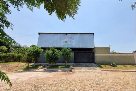 CASA CON AMPLIO PATIO Y TINGLADO EN LAMBARÉ