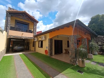 VENDO AMPLIA CASA EN LAMBARÉ!!