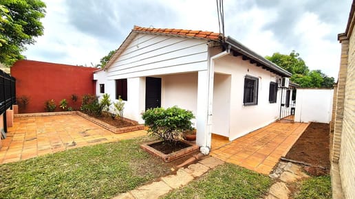 CASA EN VENTA LAMBARE A PASOS DEL CENTURY PLAZA