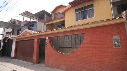 AMPLIA CASA EN VENTA URB. MAGISTERIAL