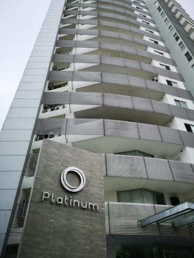 Amplio y Lujoso Departamento en Venta. Equipetrol Norte, frente a Ventura Mall.
