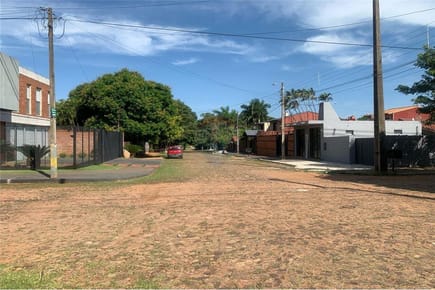ATENCION INVERSIONISTAS . GRAN TERRENO EN ESQUINA EN CUARTO BARRIO LUQUE
