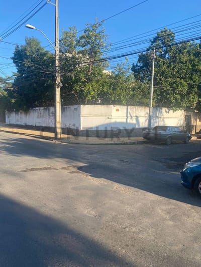 Vendo propiedad en imponente esquina de barrio Jara.