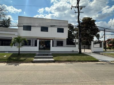 SALON MULTIFUNCIONAL CON OFICNAS EN VENTA EN AVENIDA BANZER
