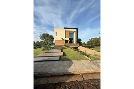 EN VENTA HERMOSA RESIDENCIA EN AGUA VISTA ENCARNACION